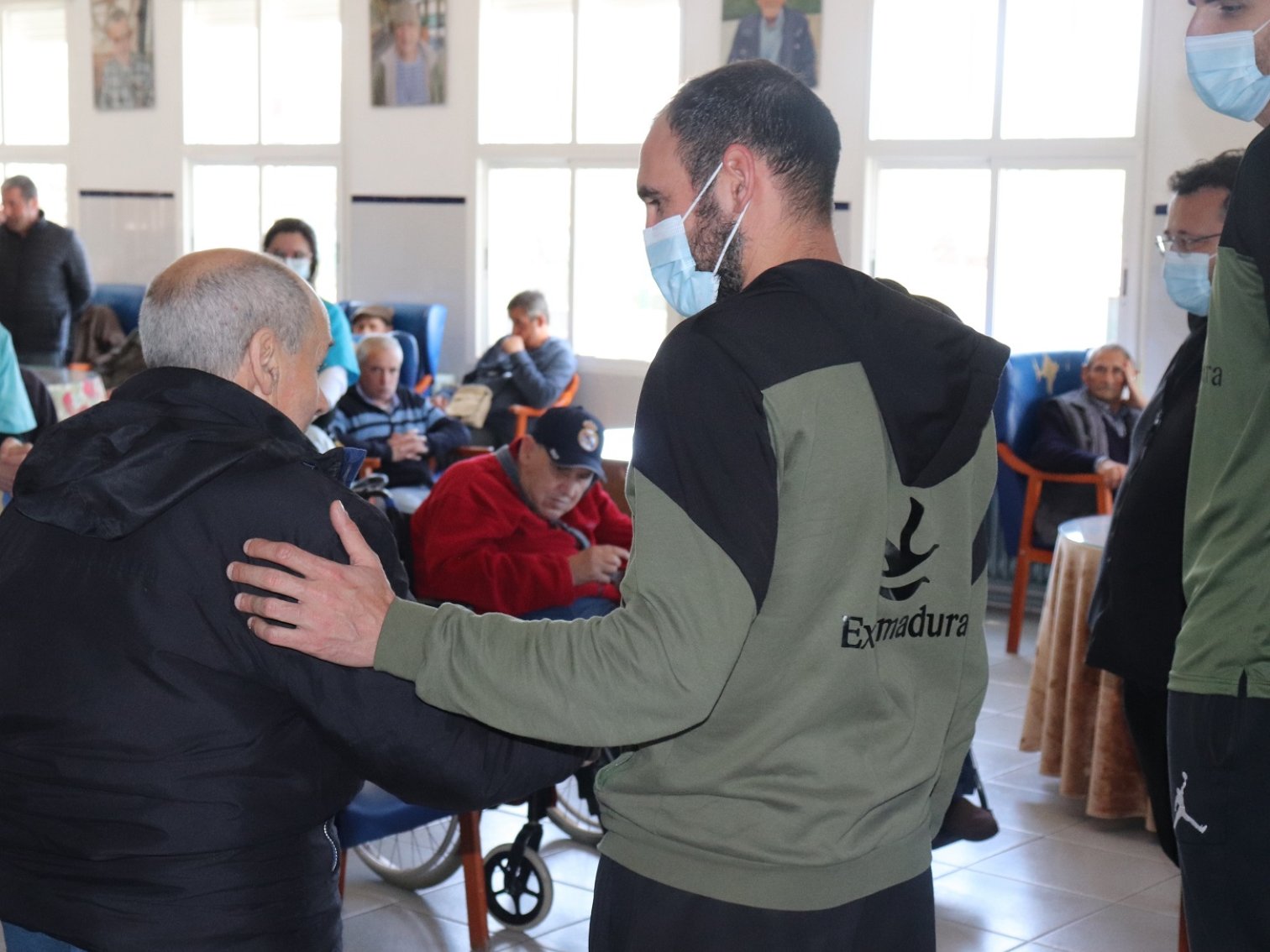 Dani y Sasa, del Cáceres CB visitando la Casa de la Misericordia de Alcuéscar