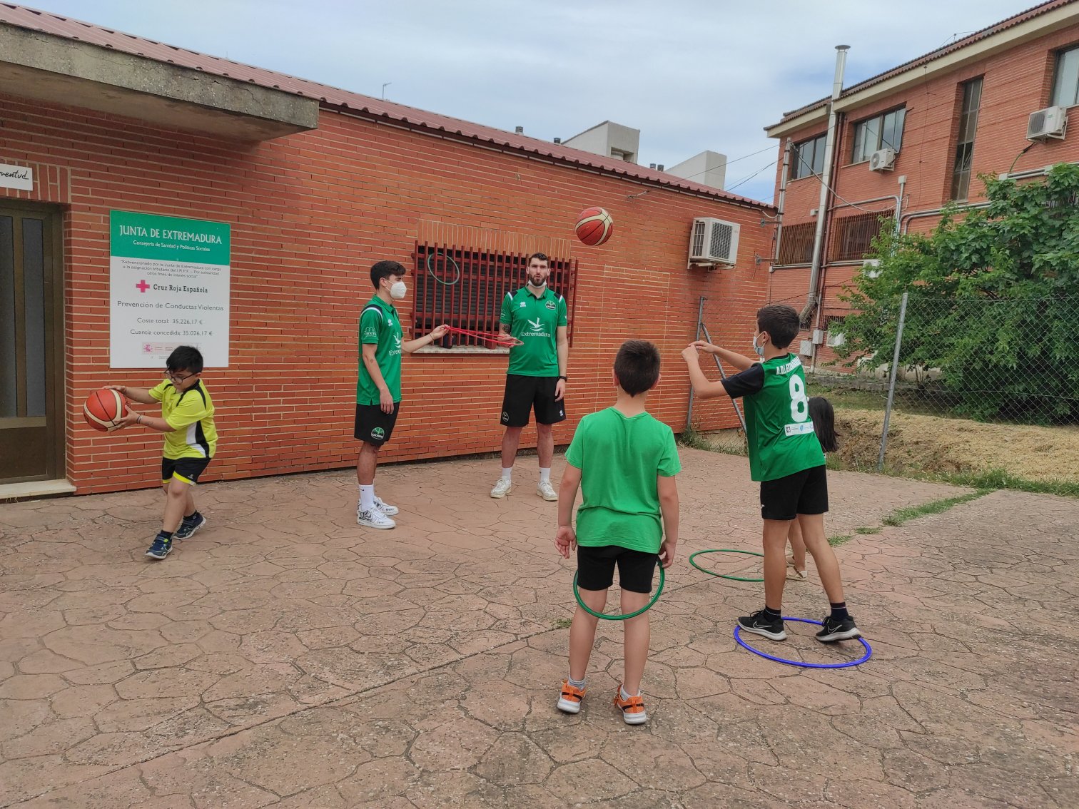 Cáceres Basket visita Cruz Roja